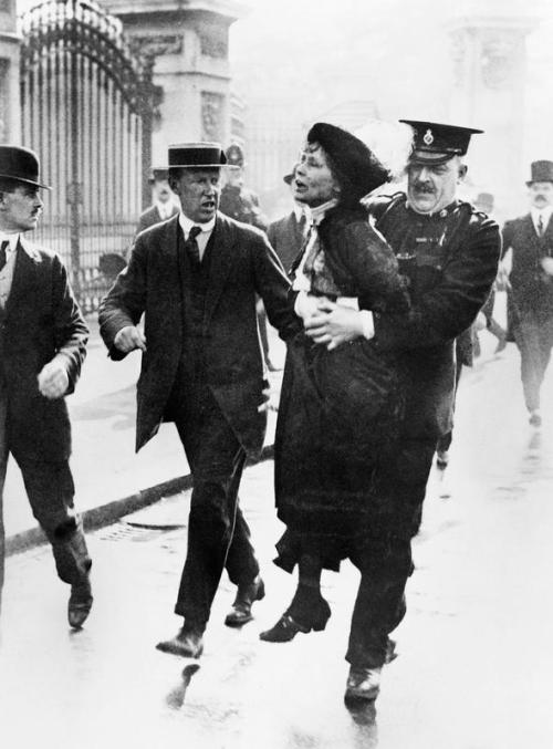 pankhurst_emmeline_1914_05_21_buckinghampalace_arrest