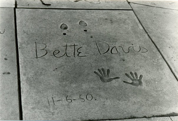 bettedavis_hand_footprints_graumanschinesetheatre_1950_11_06